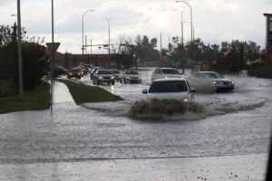 Conseils aux automobilistes qui se retrouvent sur une route inondée