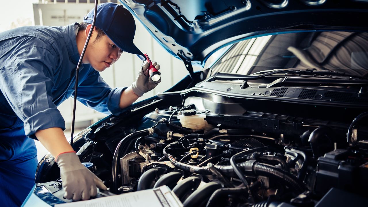 You are currently viewing Voiture à Essence : Quand faut-il changer l’huile moteur ?