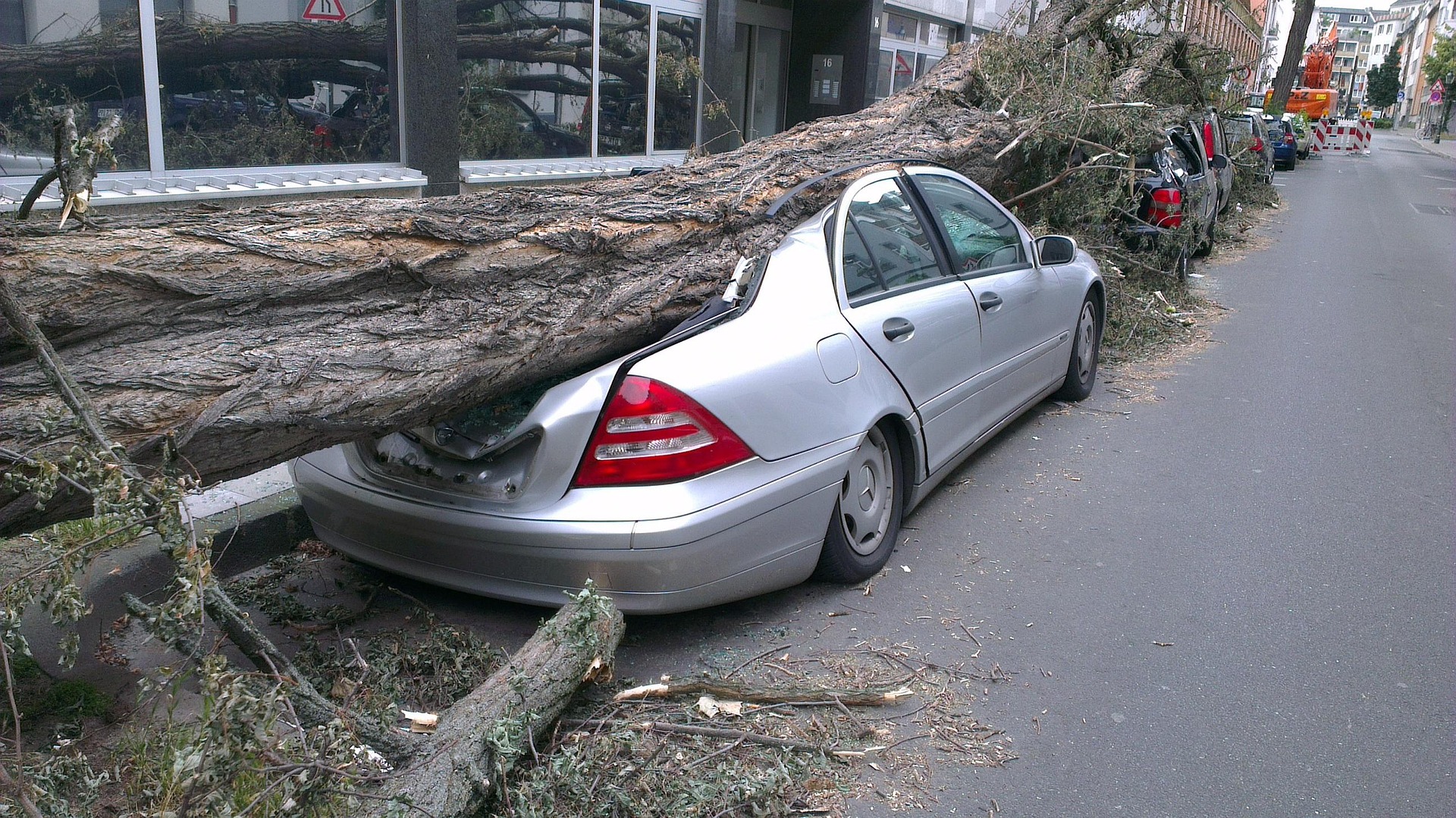 You are currently viewing Conduire sous une tempête : les règles de sécurité essentielles à connaître